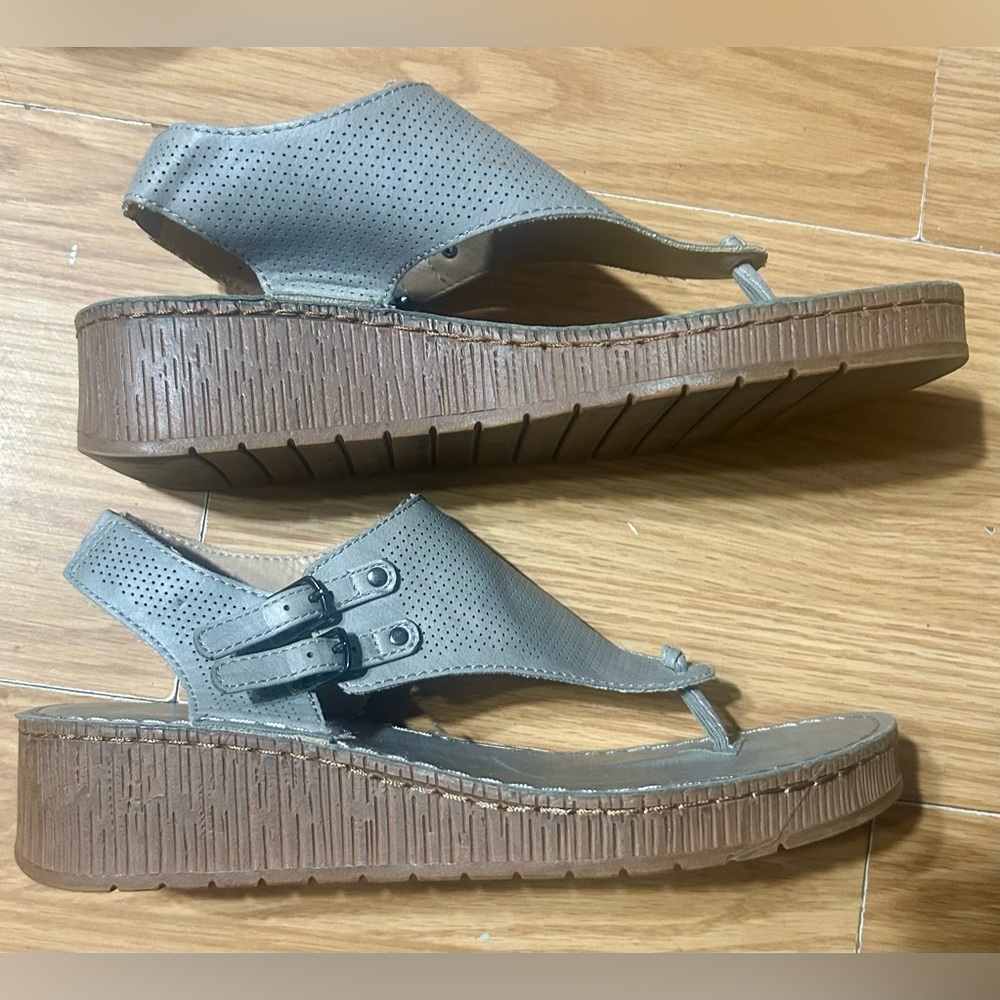 Ladies 8.5 blue Gray Perforated Women's thong wedge Sandals - Picture 4 of 7